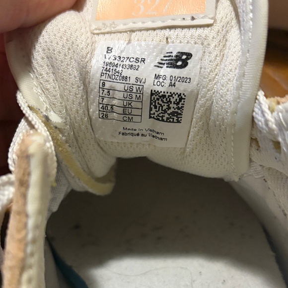 New Balance 327 Women's White/Apricot Sneakers size 9 - Picture 2 of 9